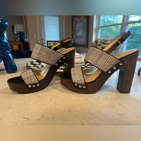 GORGEOUS platform heels cream and black with wood heels 8 EUC - Picture 3 of 6